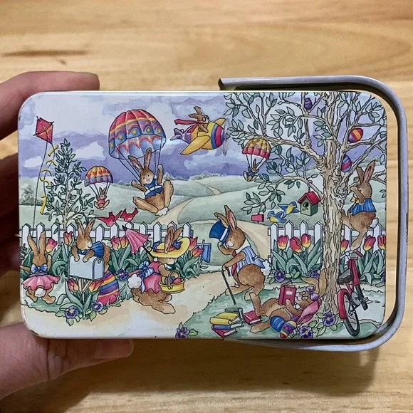 Small Easter tins with lids and handles. bunnies, Van Duyn chocolates. - Picture 3 of 16